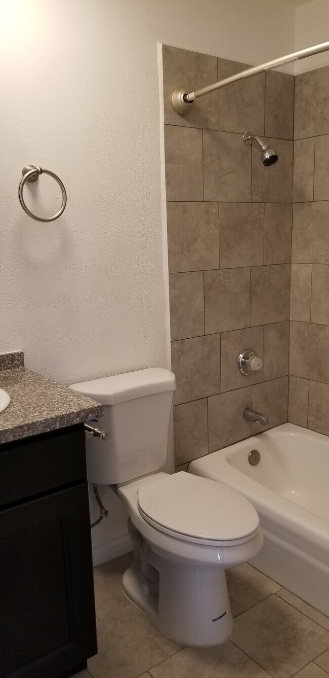 Building Photo - 1001 Pine Ave