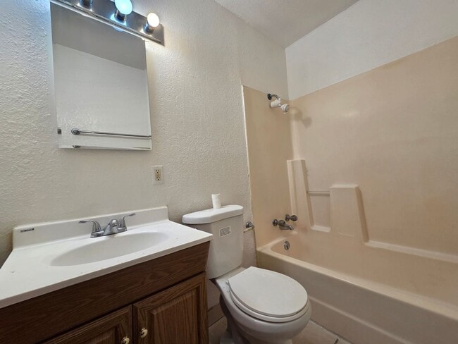 Building Photo - Small 2 bedroom 1 bath Apartment