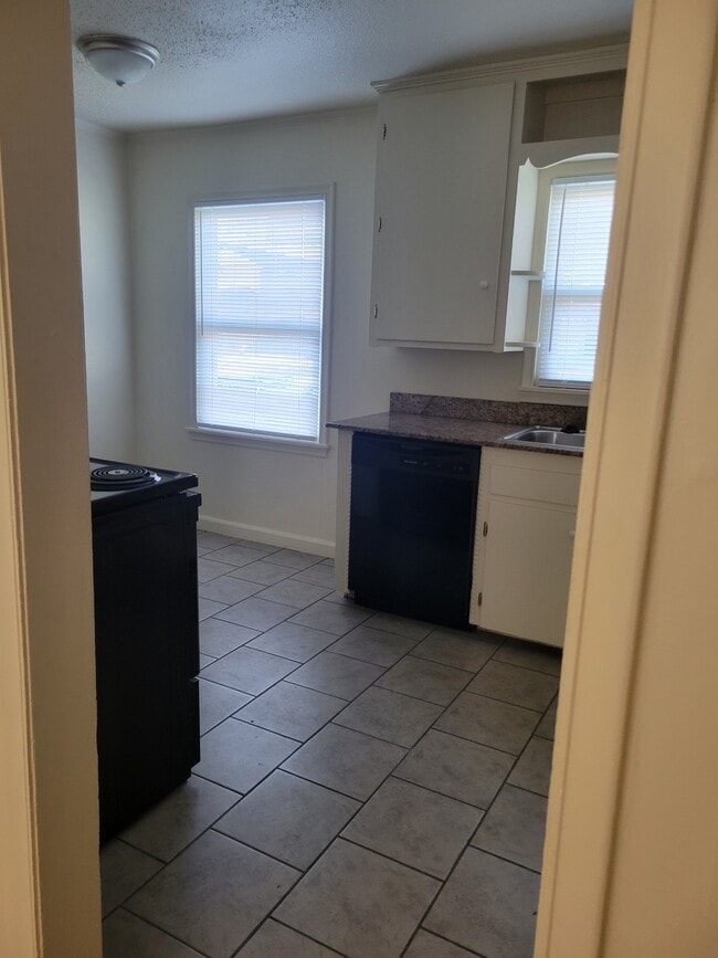 Building Photo - 3506 S Jamestown Ave