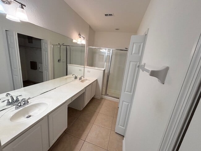 Building Photo - Spacious 2 Bed 2 Bath with Office/ Den