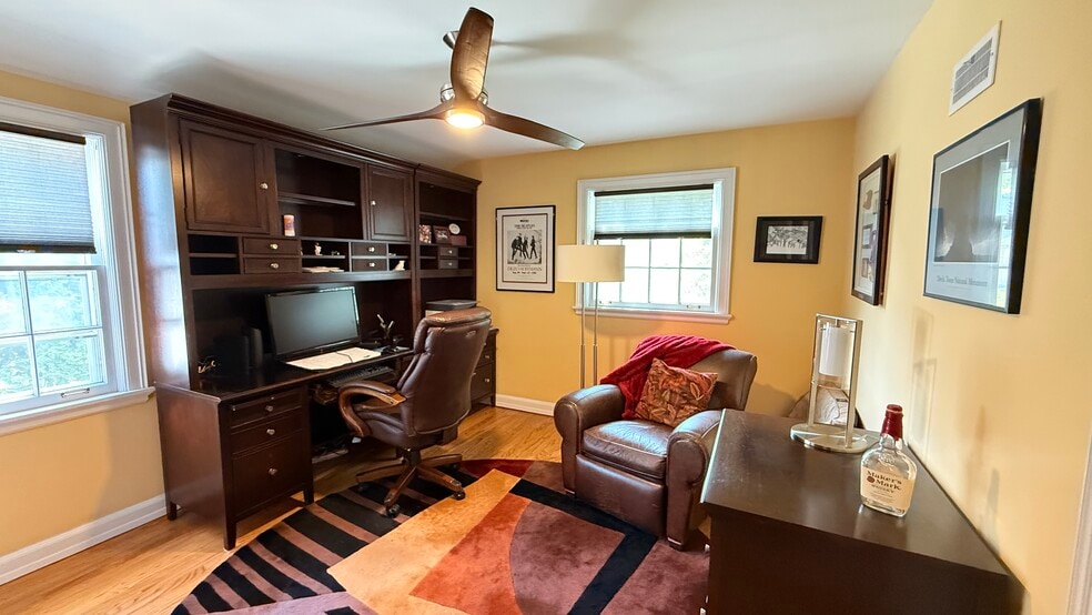 OFFICE/BR 3 - 6909 W Lloyd St