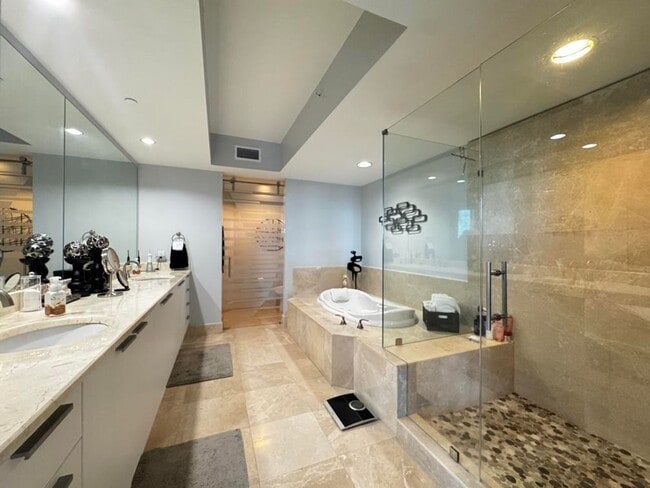 Building Photo - 2/2 in Marina Grande