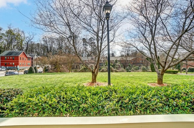Building Photo - Charming Townhome in Sought-After Williams...