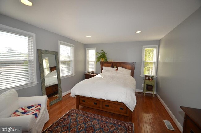 Building Photo - 3723 S Four Mile Run Dr