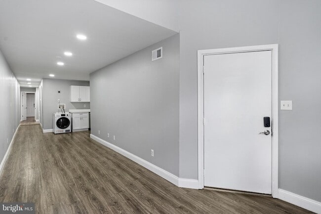 Building Photo - 823 Newington Ave