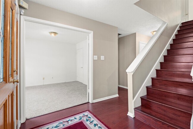 Building Photo - 2415 Parkwood Ln
