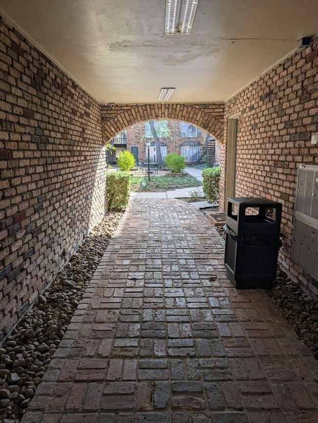 Building Photo - 1BR Condo w/ Pool & Covered Parking by The Galleria