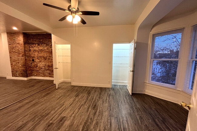 Building Photo - 116 N Queen St