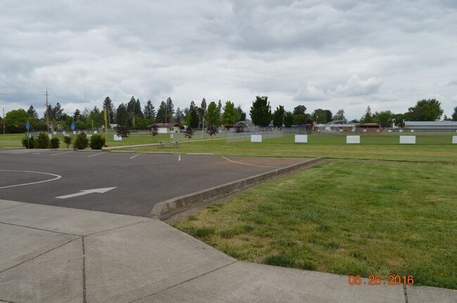 Building Photo - 1-Bedroom in Gated Community!