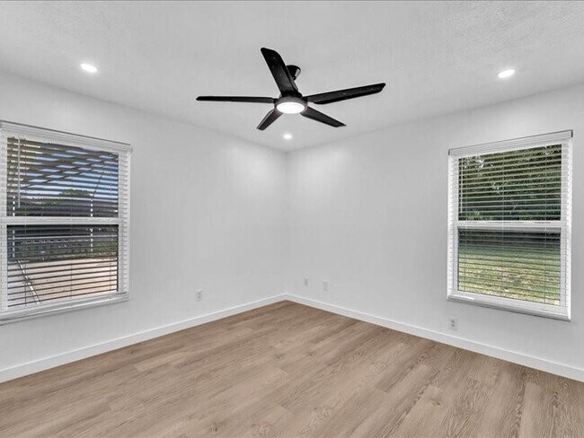 Building Photo - 2928 SE Bella Rd