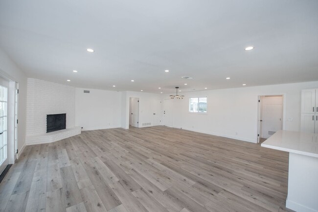 Building Photo - Dover Shores