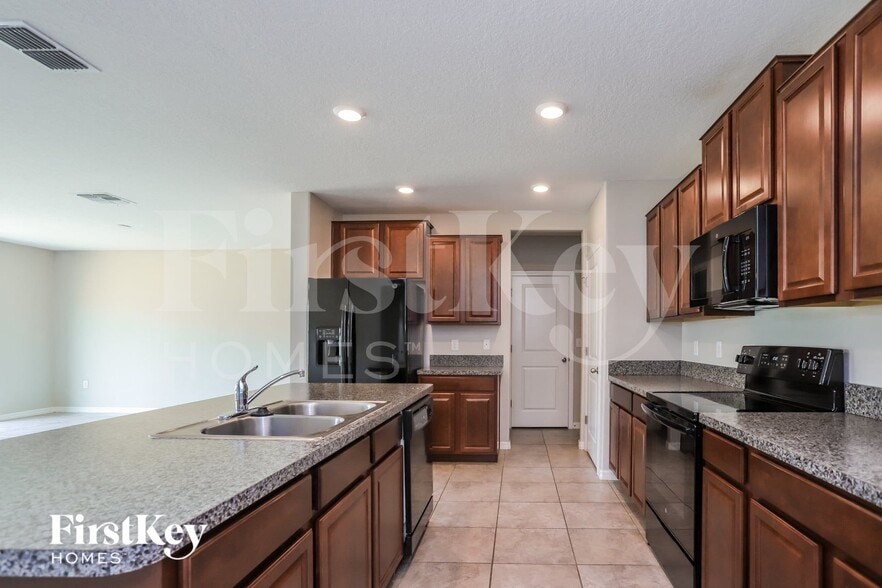 Building Photo - 9632 Sage Creek Dr