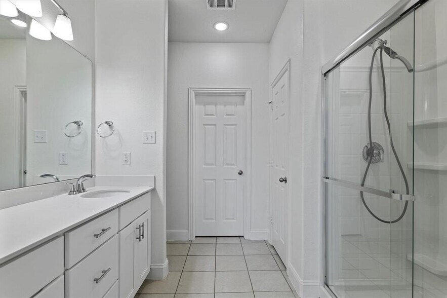 Building Photo - 3006 Cliffview Dr
