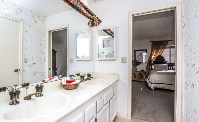 Building Photo - 7631 E Sandalwood Dr