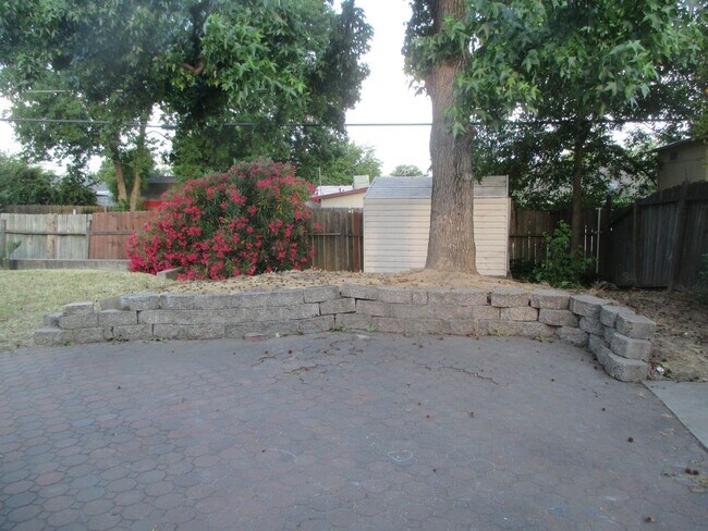 Building Photo - 7109 Thomas Dr