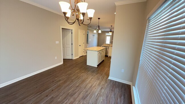 Building Photo - 3 Bedroom 2 Bath home located in coveted L...
