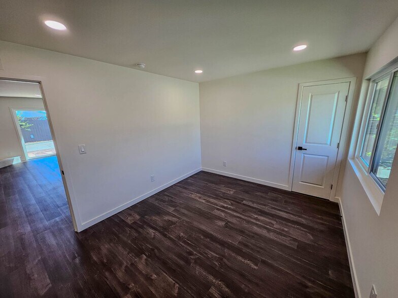 Building Photo - 12948 Lull St