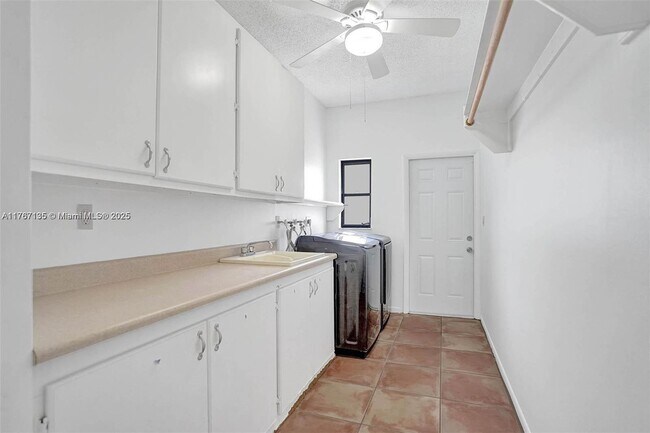 Building Photo - 16610 Royal Poinciana Ct
