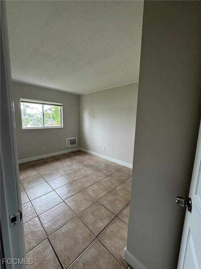 Building Photo - 2452 Stella St