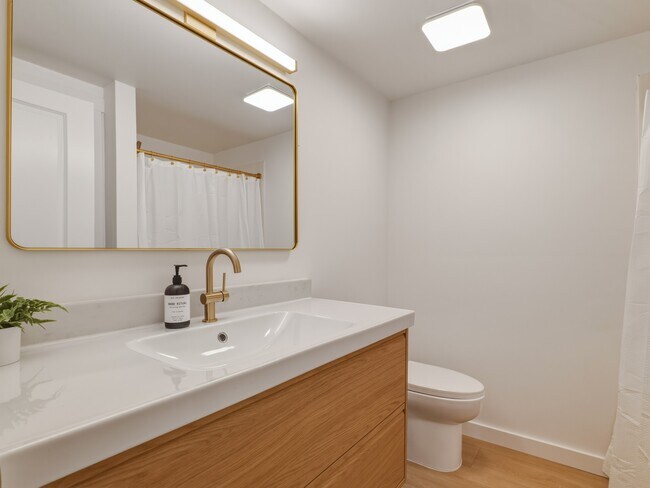 Building Photo - 1366 SE High Ridge Ct