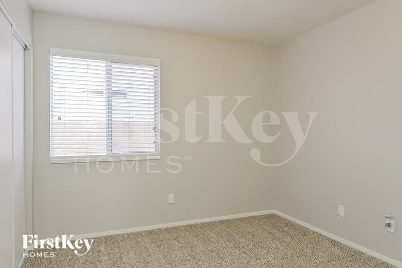 Building Photo - 127 E Tamarack Dr