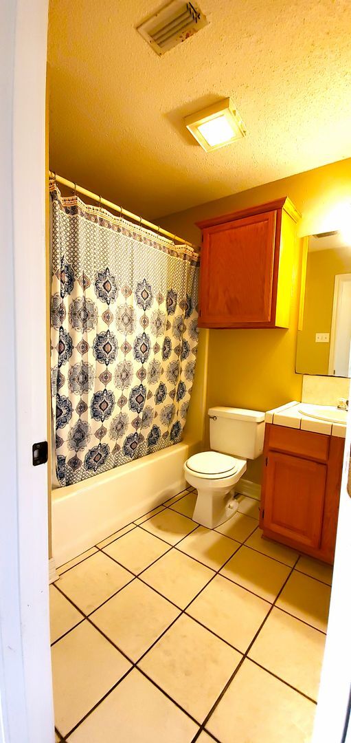 Building Photo - SUPER SPACIOUS 2 Bedroom, 2 Bathroom duple...