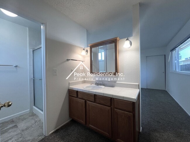 Building Photo - Spacious 4bd/2ba House with 2 Car Garage