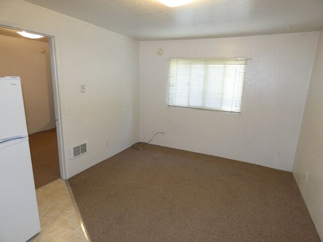 Building Photo - Cozy Cute on the West Side