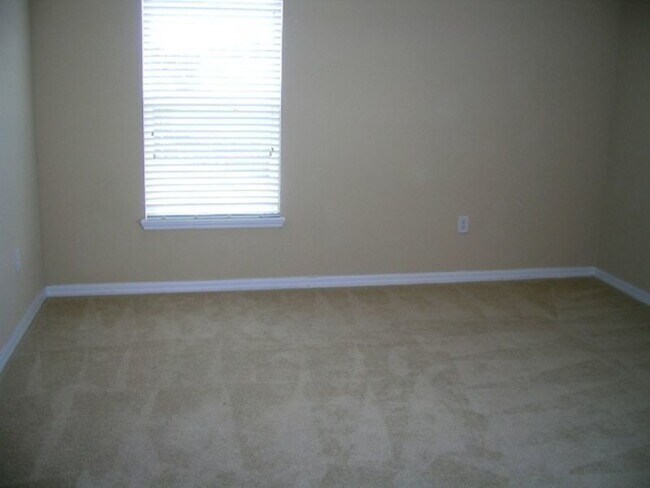 Building Photo - Freshly Painted 3-Bedroom Townhome with Garage and Driveway Parking, in St. Cloud, Florida