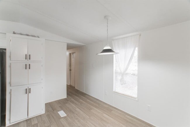 Building Photo - 9140 Sharyn Dr