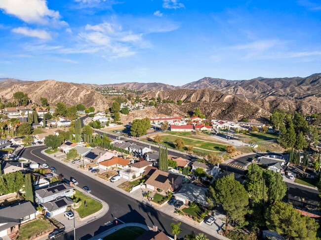 Building Photo - "Experience Luxurious Living: Spacious 4-B...