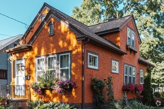 Casa Naranja- means orange house in Spanish - 920 6th Ave SE