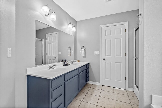 Building Photo - Beautiful Spacious Home w/ Community Clubhouse and Pool!