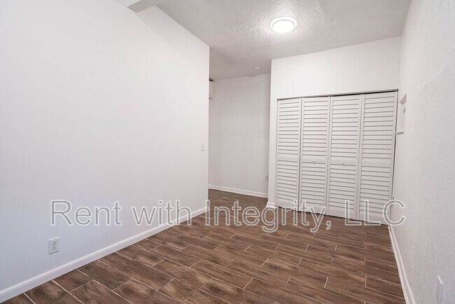 Building Photo - 1118 Louise Dr