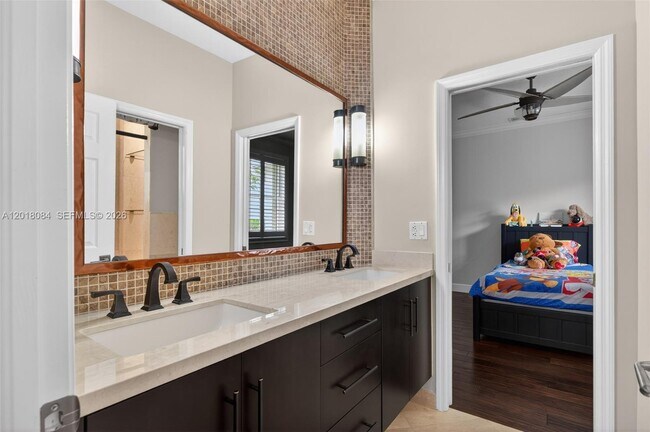 Building Photo - 2538 Montclaire Ct