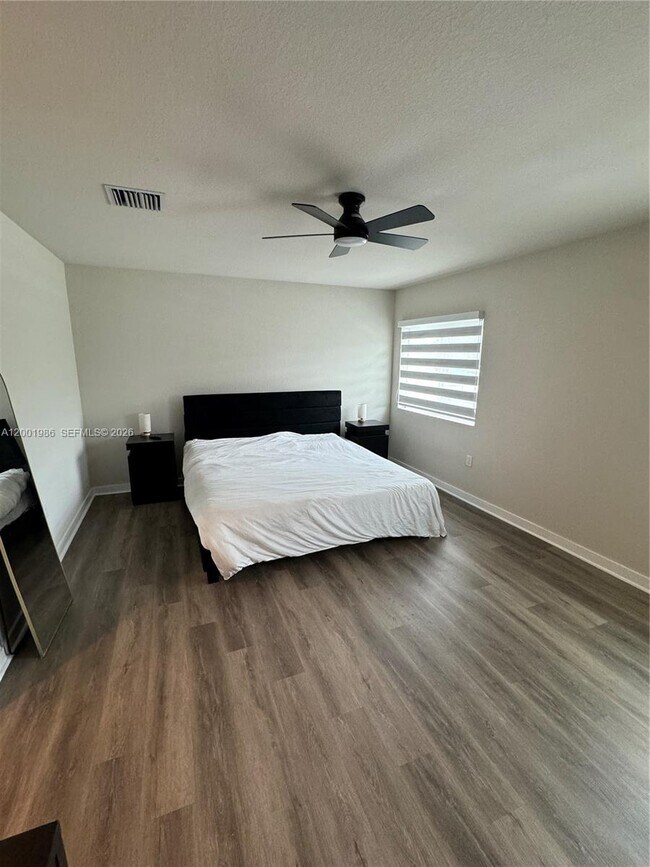 Building Photo - 1009 NW 4th Ter