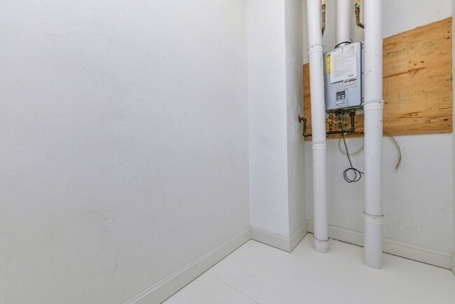 Building Photo - 350 W 2nd St