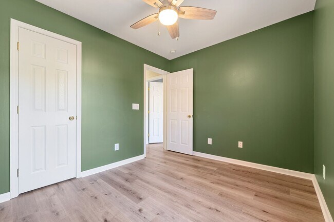 Building Photo - 3 Bedroom, 2.5 Bathroom Townhouse with Fen...