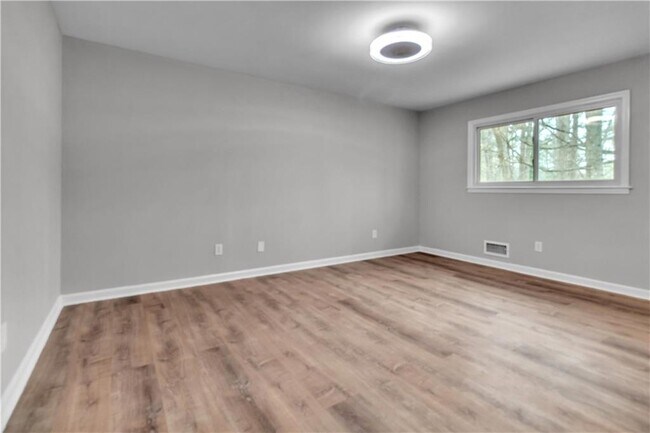 Building Photo - 4497 Glenforest Dr NE