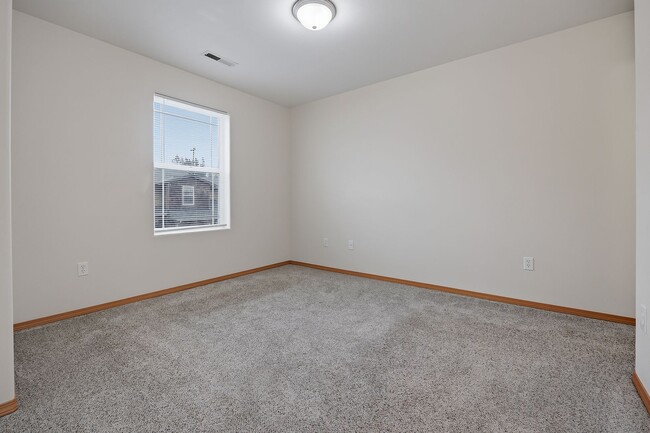Building Photo - 3 bedroom 2.5 bath