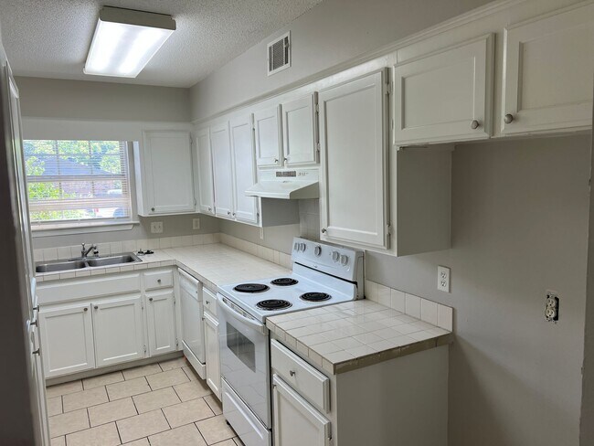 Building Photo - 105 Club Ln