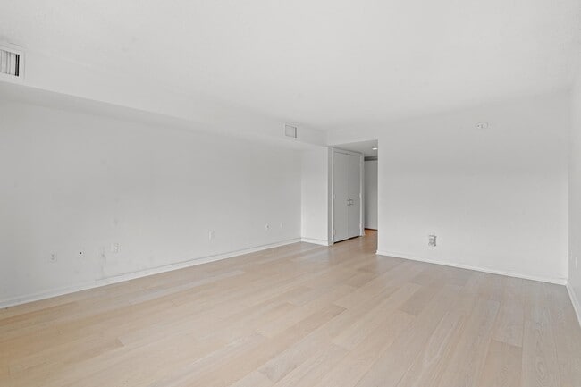 Building Photo - 1015 33rd St NW