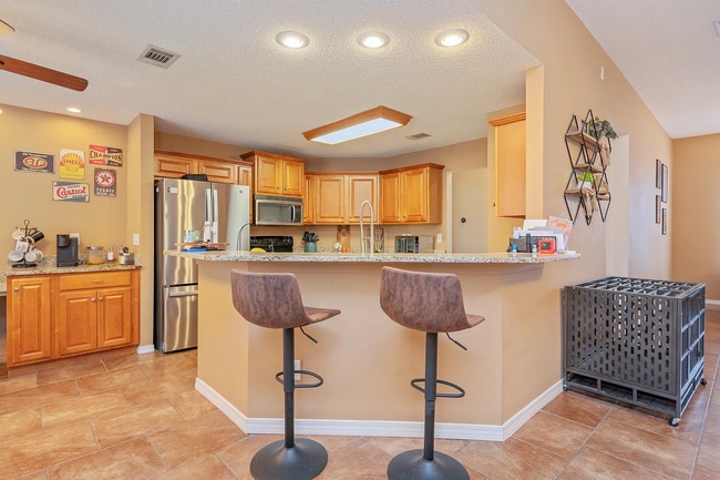 Building Photo - 4 Bedroom 2 bathroom