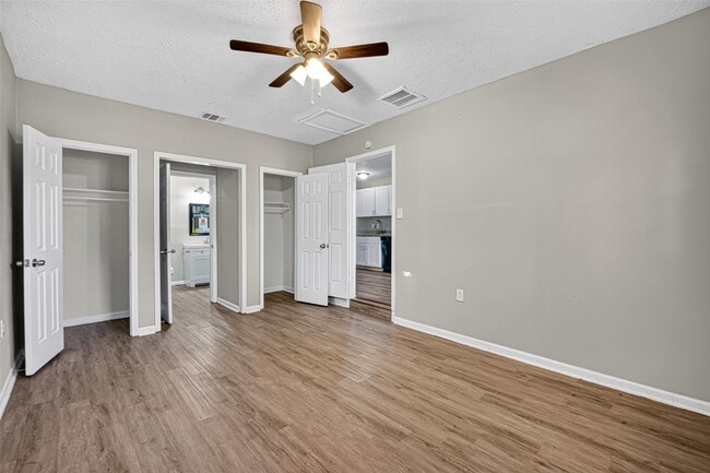 Building Photo - 4909 Holloway Dr