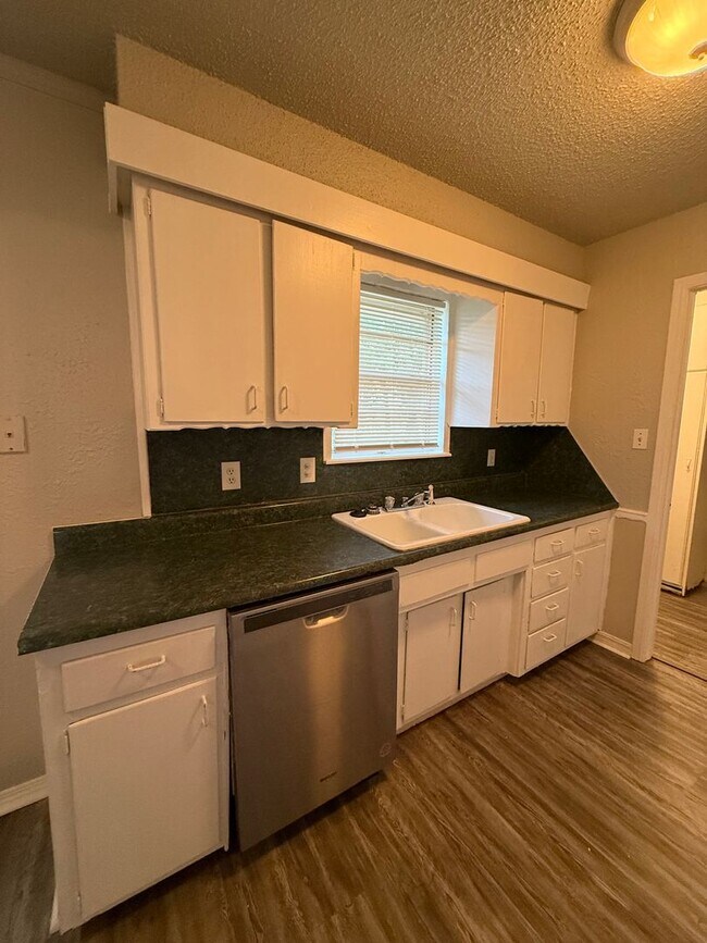 Building Photo - 3 bed, 1 & 1/2 bath home in North Norman