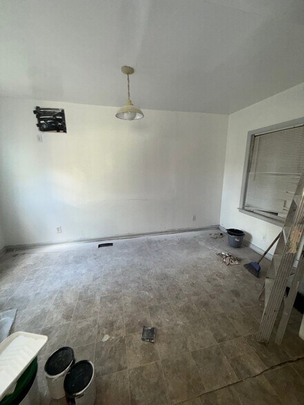 Building Photo - 411 W Marengo Ave