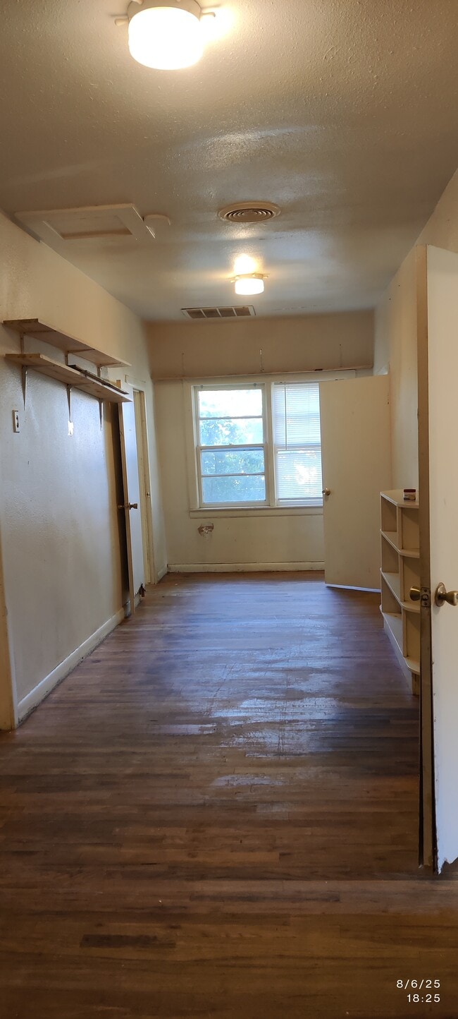 Building Photo - 118 Maple St