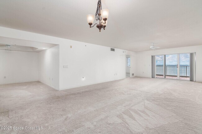 Building Photo - 7048 Sevilla Ct