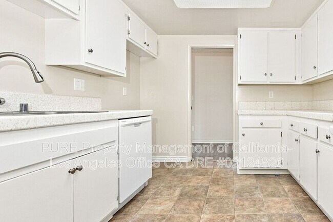Building Photo - 2600 Graham Ave