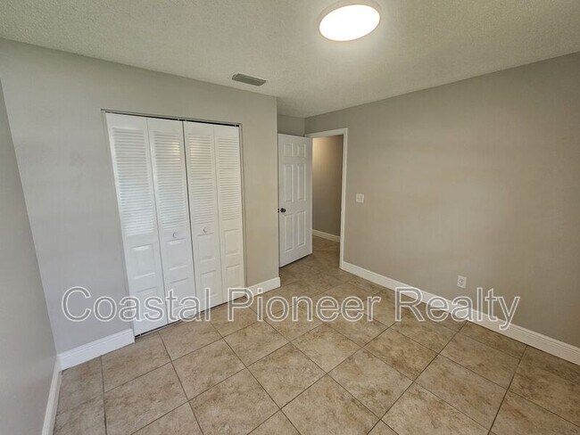 Building Photo - 1407 Mohrlake Dr